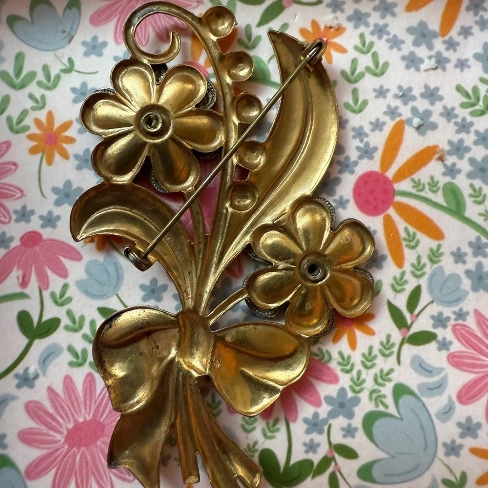 Unique Vintage features gold